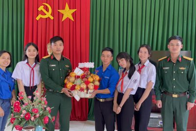 Dâng hương đài tưởng niệm Liệt sĩ và tặng quà chiến sĩ nhân dịp thành lập QĐND Việt Nam