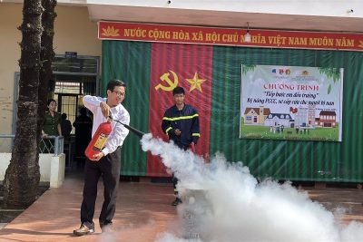 LIÊN ĐỘI TRƯỜNG THCS NGUYỄN TRƯỜNG TỘ TỔ CHỨC TẬP HUẤN KỸ NĂNG PHÒNG CHỐNG ĐUỐI NƯỚC, SƠ CẤP CỨU VÀ PHÒNG CHÁY CHỮA CHÁY CHO HỌC SINH
